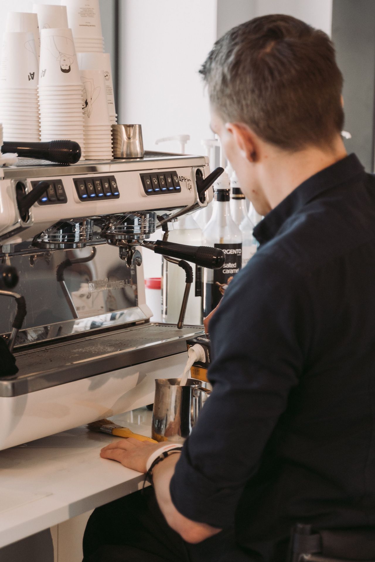 Barista en formation avec un professionnel La Maison Charles