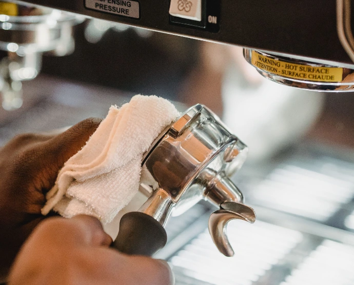 Nettoyage du porte-filtre d'une machine à café